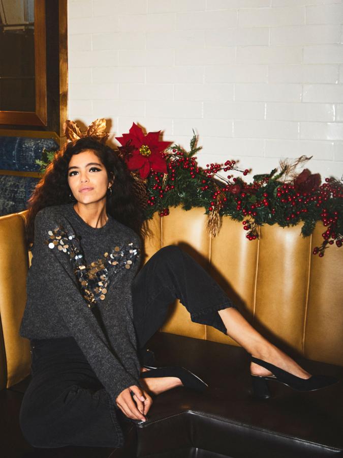 Jersey gris con lentejuelas en el pecho, de Lefties (19,99 euros).