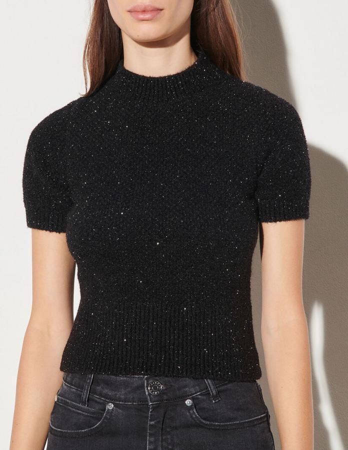 Jersey de punto de manga corta con brillos, de Sandro (145 euros).