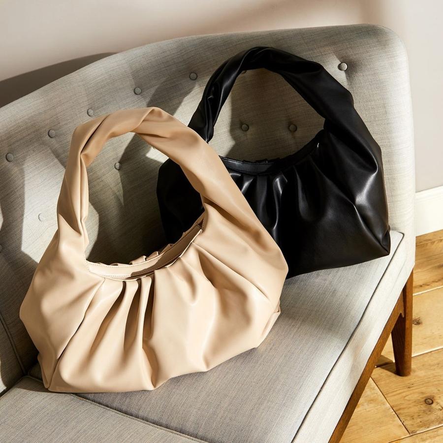 'Shopper bags' en beige o negro (12 euros en Primark).
