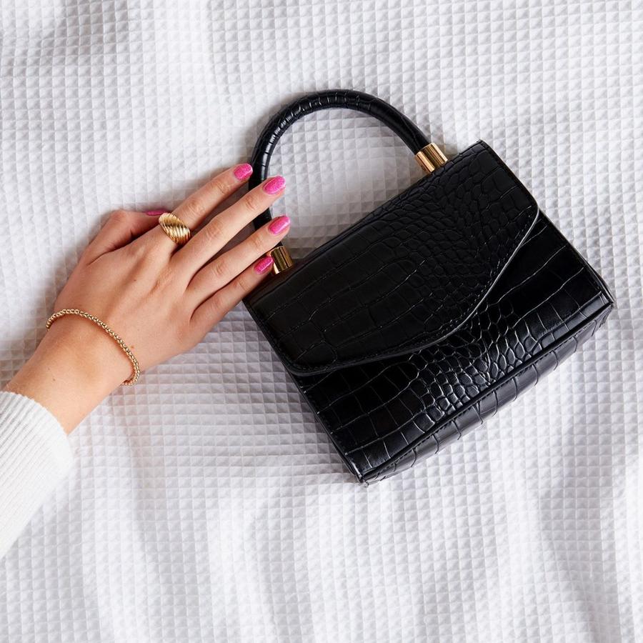 Bolso de mano de estilo retro y acabado efecto piel de cocodrilo (8 euros en Primark).