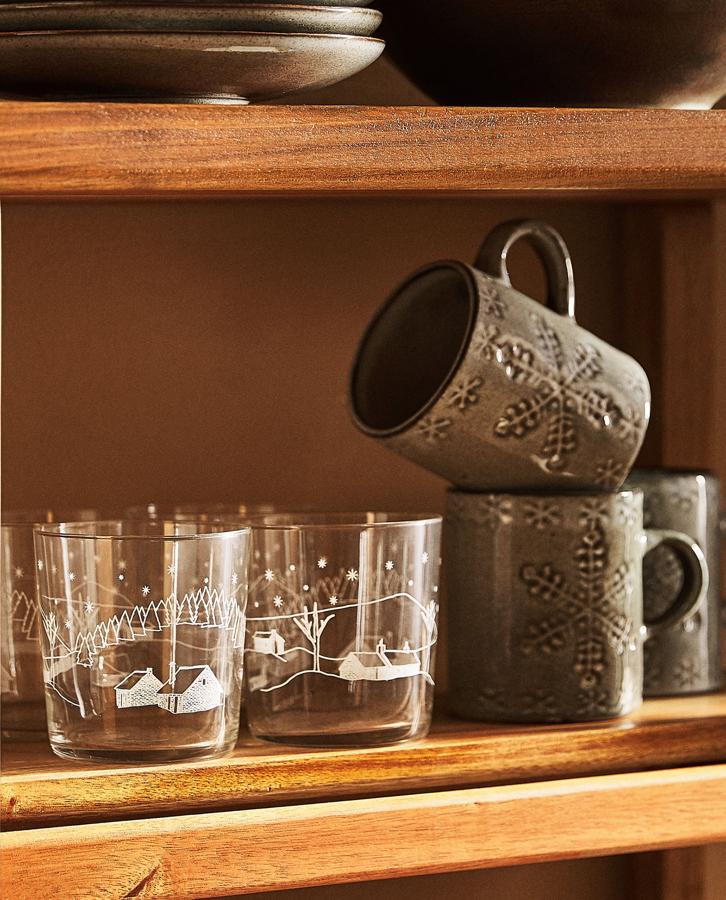 Este vaso de vidrio con calca con motivos navideños de color blanco tiene un precio de 1,99 euros.