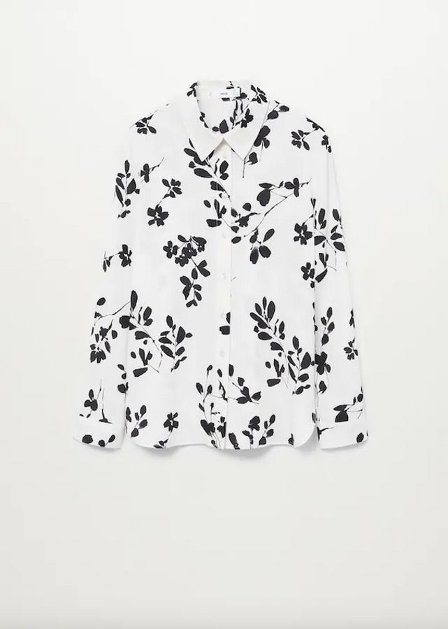 Estampado de flores en color negro sobre fondo crudo para esta camisa confeccionada en poliéster reciclado de Mango con cuello camisero, diseño recto y cierre de botones en la parte delantera. Cuesta 19,99 euros y en la web se ha acabado en todas las tallas, por lo que habrá que buscarla en las tiendas.