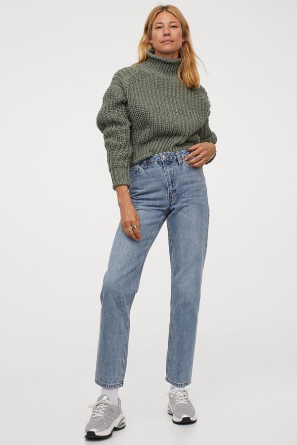 En verde caqui, con las terminaciones ligeramente enrolladas en cuello, puños y bajo, este jersey de cuello alto con diseño de hombros caídos y ligeramente corto está confeccionado con poliéster reciclado en punto de canalé con lana en la trama. Cuesta 24,99 euros y está disponible entre las tallas M y XXL.