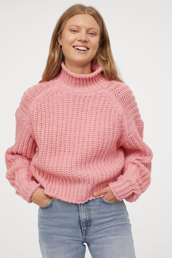 Con cuello alto, diseño de hombros caídos y borde enrollado en cuello, puños y bajo, este jersey en rosa de antaño ligeramente corto está confeccionado con poliéster reciclado en punto de canalé con lana en la trama. Podemos encontrarlo entre las tallas XS y XXL por 24,99 euros.