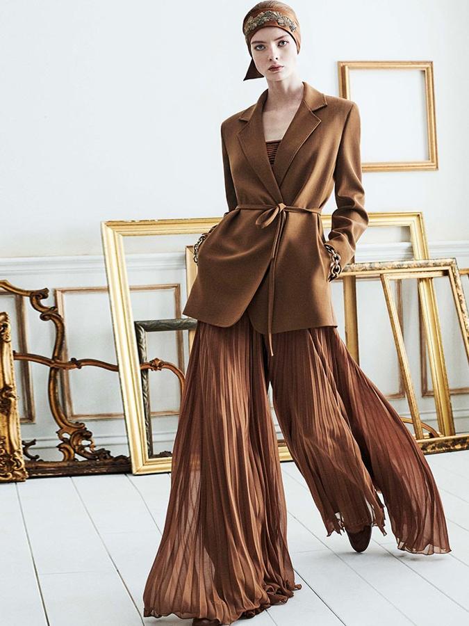 Este imponente look de Max Mara, de cabeza a pies (la chaqueta cuesta 939 euros y el pantalón, 739 euros).