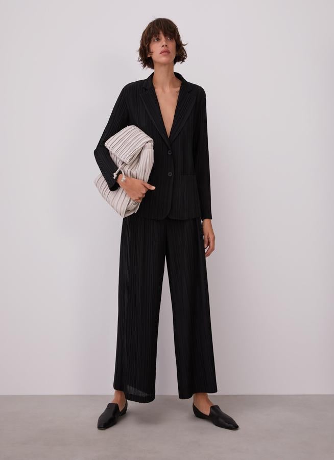 Un traje tan original y favorecedor como este de Adolfo Domínguez (149 euros la americana y 119 el pantalón)