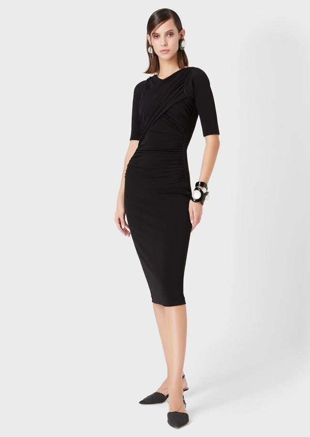 Un LBD atemopral como este de Armani (1.770 euros).