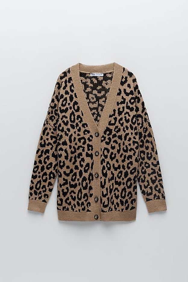 La chaqueta de punto con estampado de leopardo de Zara.