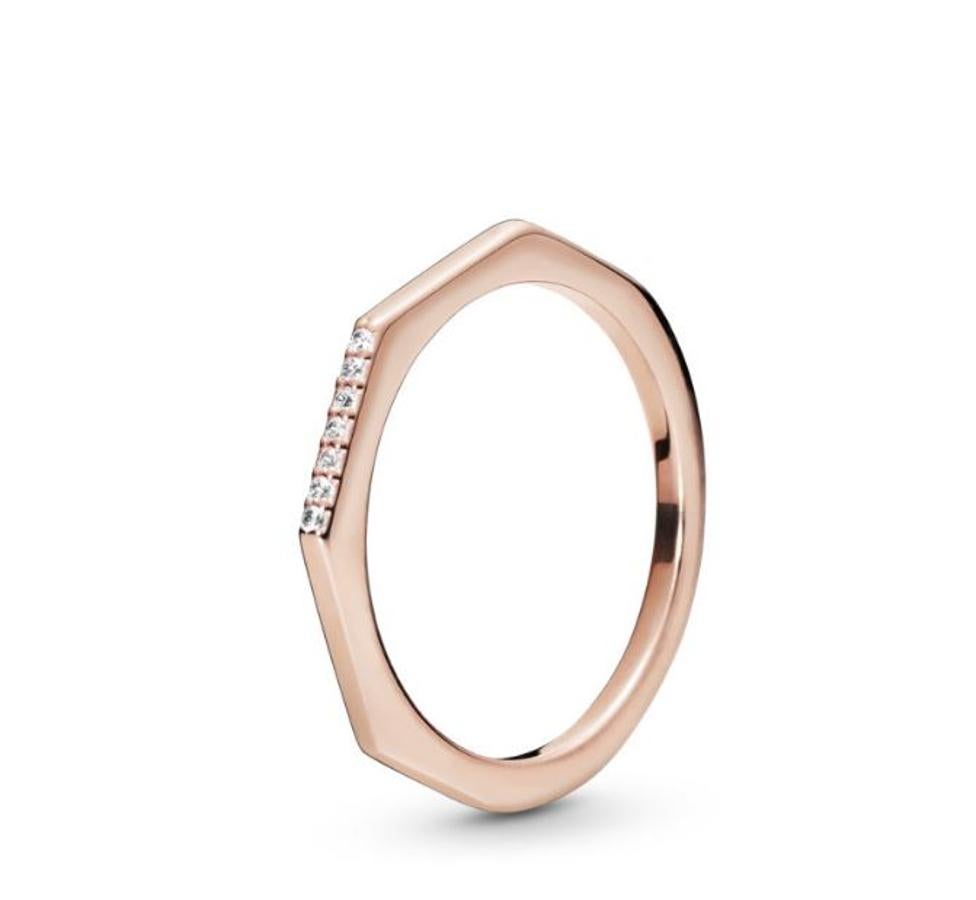 Anillo de oro rosa con piedras transparentes, de Pandora (59 euros).