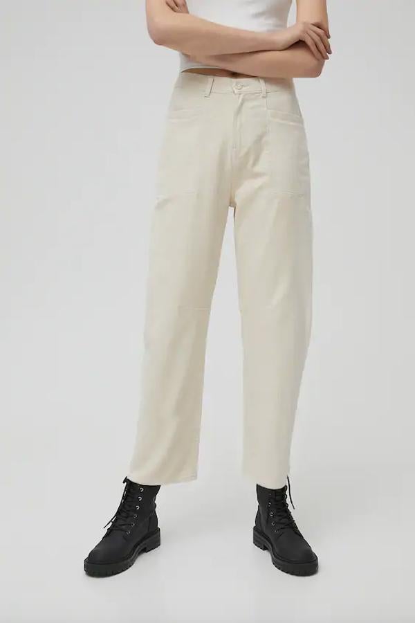 Con bolsillos de plastrón delanteros, cintura elástica con trabillas y diseño baggy en color crudo, estos pantalones de Pull&Bear confeccionados con al menos un 50% de algodón orgánico cuestan 25,99 euros y están disponibles entre las tallas 34 y 42.