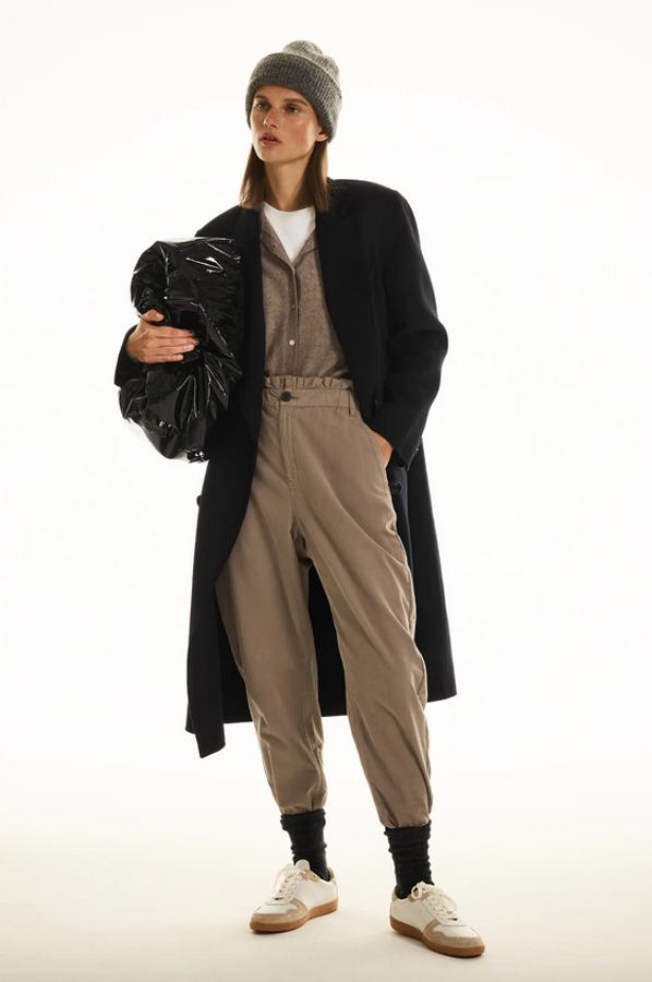 Disponible en marrón tostado y en caqui oscuro, este pantalón de tiro alto con cintura elástica de Zara tiene bolsillos delanteros y bolsillos de plastrón en la espalda. Cuesta 22,95 euros y podemos encontrarlo entre las tallas 32 y 44.