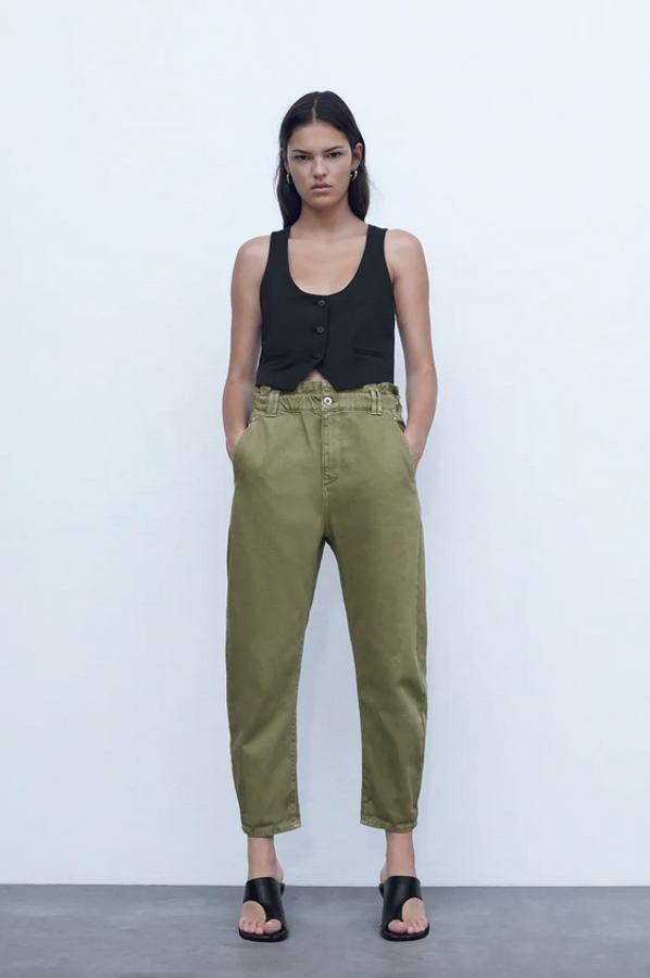 Confeccionado con al menos un 50% de algodón orgánico, este pantalón en caqui claro de Zara es de tiro alto y viene con cintura elástica, bolsillos delanteros y de plastrón en la espalda y cierre de botón metálico y cremallera. Cuesta 25,95 euros y está disponible entre las tallas 32 y 44.