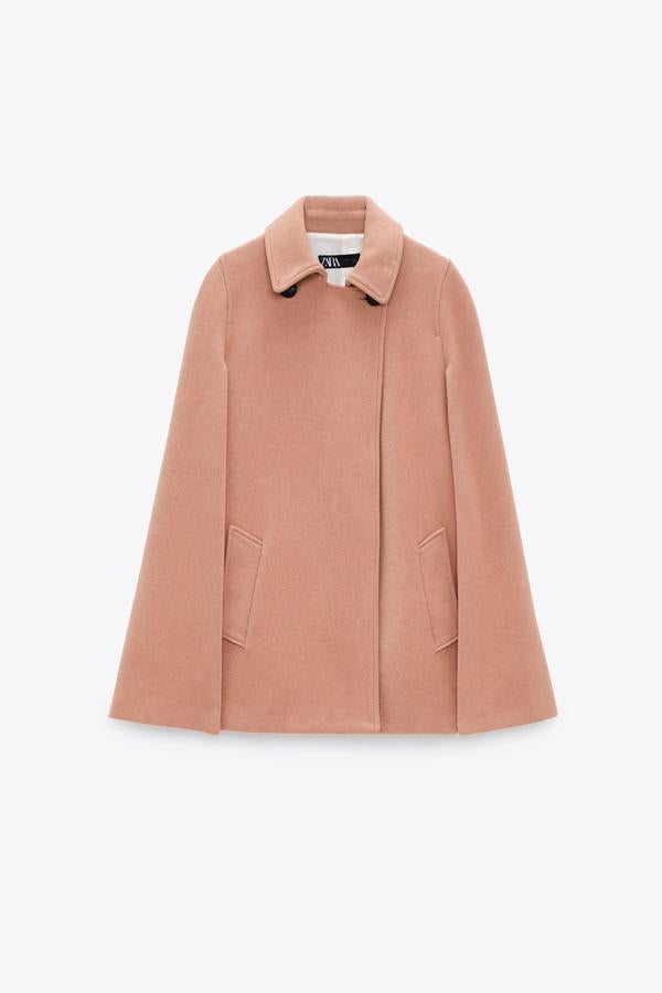 Capa de lana en color rosa salmón de Zara (59,99 euros). Las capas están buscando su sitio entre los abrigos estrella de la temporada.