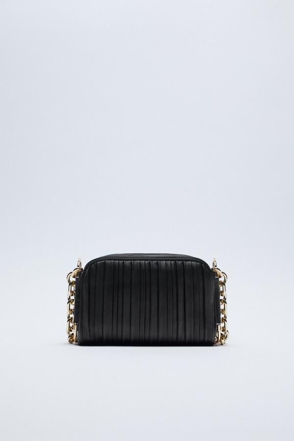 Bolso negro con cadena dorada de Zara (25,99 euros) Un bolso que podrás llevar con todo y en cualquier momento del día.