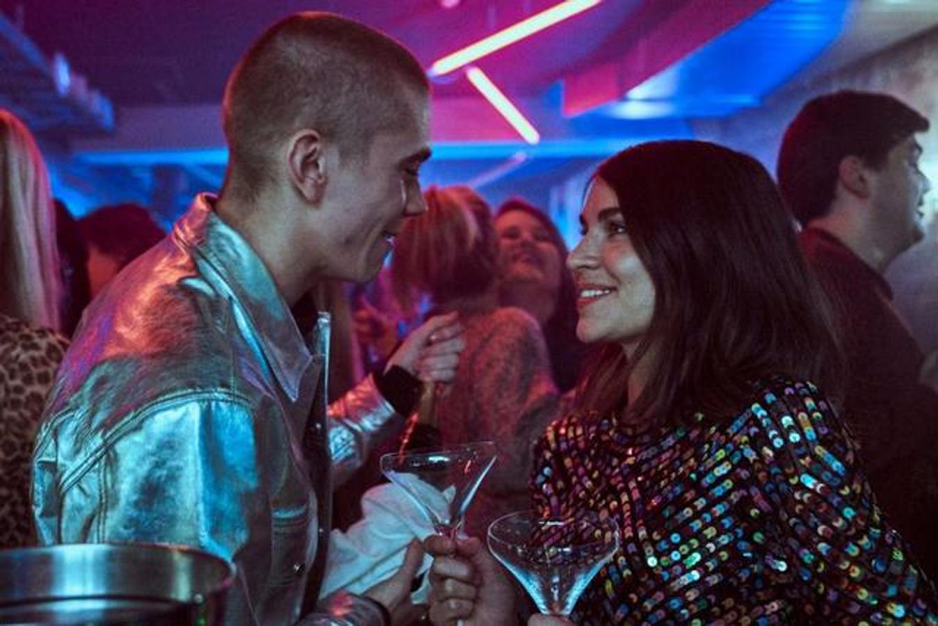 Los tópicos del género son menos tópicos (al menos con un humor un poquito más negro) cuando pasan por el tamiz del audiovisual noruego. Esta serie estacional protagonizada por la joven Johanne triunfó con su primera temporada y ahora vuelve con otra tanda de episodios. Una apuesta 100% maratoneable para estos días.