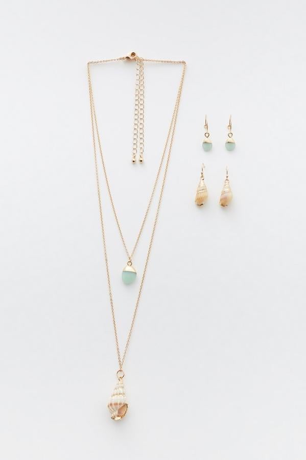 Este conjunto de collares y pendientes de Sfera con abalorios es perfecto para las nostálgicas del verano y las amantes del mar. ¿Lo mejor? Su precio. Está rebajado a 4,85 euros.