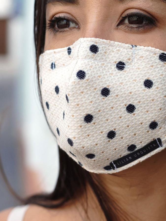 Las mascarillas se han convertido en un complemento básico de nuestros looks diarios y, puestos a elegir ¿por qué no decantarnos por una que derroche estilo y personalidad? Las #urquietamask de Lilian Urquieta son todo un éxito (si te metes en su web, además de poder verlas, descubrirás un universo increíble; altamente recomendable ¡y made in Spain). Precio: entre 8 y 12 euros (en función de la talla).