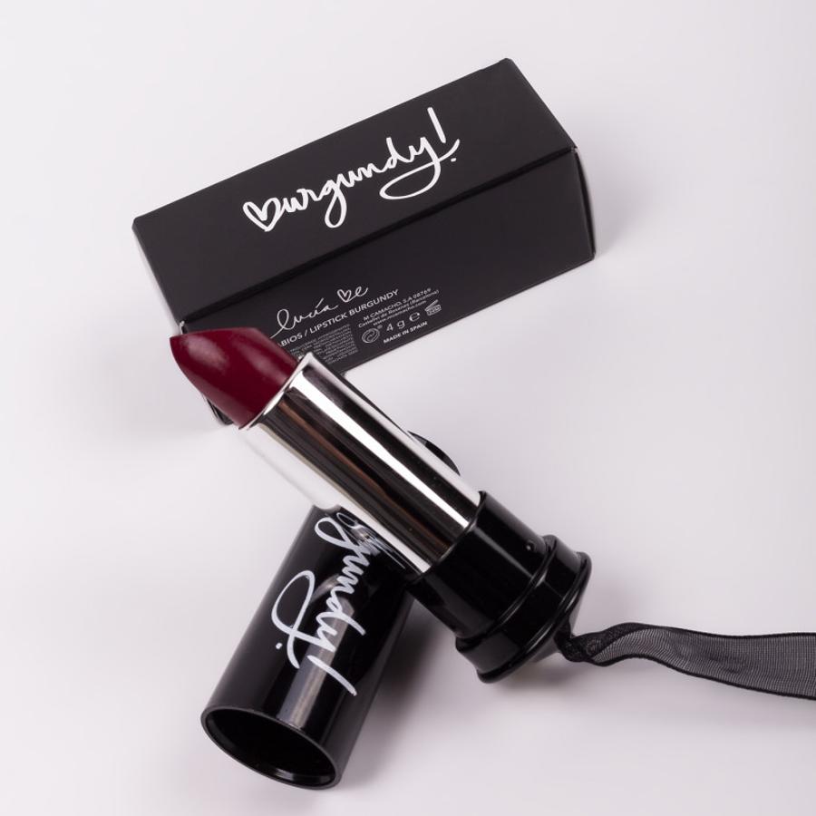 Burgundy lipstick: la barra de labios favorita de las seguidoras de Lucía Be. Tiene un acabado aterciopelado y no reseca gracias a su fórmula con Aloe Vera, Vitamina E y Rosa Mosqueta. ¿Precio? 14 euros.