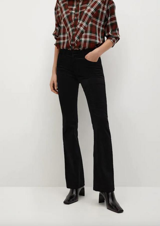 Este pantalón negro de terciopelo es de Mango y viene con tiro medio y diseño acampanado desde la rodilla. Con cinco bolsillos y cierre de cremallera y botón, tiene un precio de 29,99 euros y está disponible entre las tallas 32 y 46.