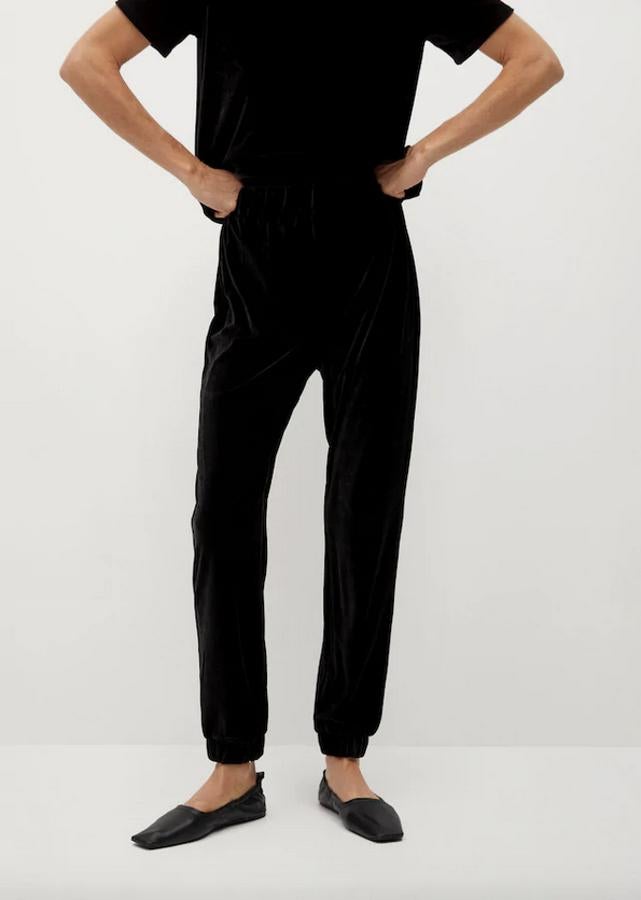 El terciopelo también ha llegado al jogger y en Mango hemos encontrado estos en color negro con tiro alto en color negro. Cuestan 29,99 euros y están disponibles en las tallas L y XL.