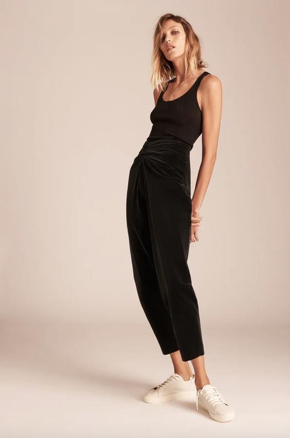 En la colección edición limitada de Zara hemos encontrado este pantalón de terciopelo en color negro, con tiro alto, detalle de frunce en delantero y cierre con cremallera lateral oculta en costura. Cuesta 39,95 euros y está disponible entre las tallas XS y XXL.