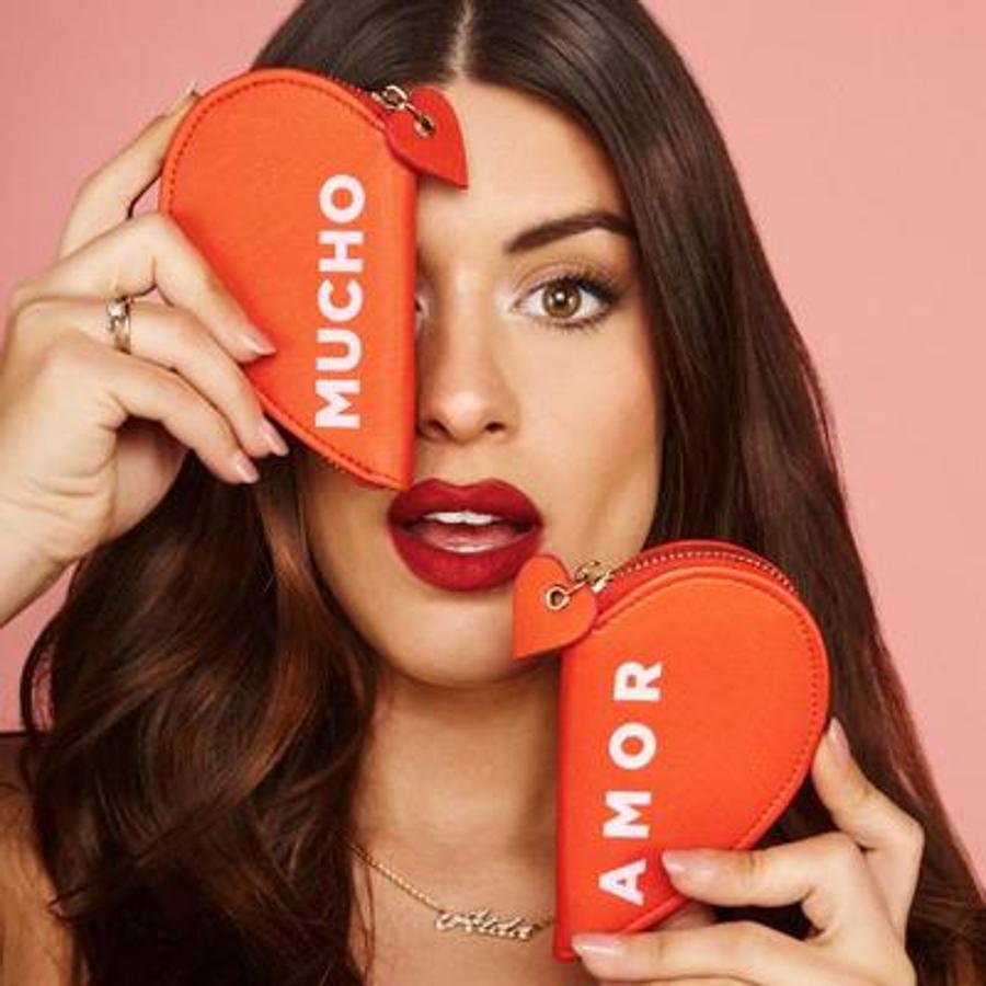 ¿Fan de Dulceida? Entonces seguro que aciertas con este monedero cargado de amor. Mide 13 x 8 centímetros y tiene un precio irresistible, porque lo han rebajado un 71% y ahora solo tendrás que pagar 1.99 euros para hacerte con uno.