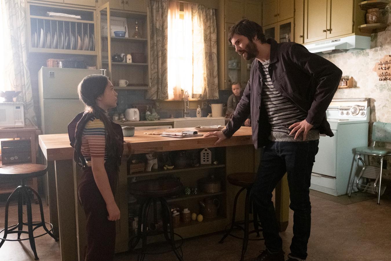 Uno de los must de Apple TV este año es Home before dark, que fue renovada para una segunda temporada incluso antes de que terminase de emitirse la primera. La jovencísima Brooklynn Prince interpreta a Hilde Lisko, una chica que acaba de mudarse con su padre Matthew (Jim Sturgess) al pequeño pueblo en el que él se crió. Allí, Hilde comenzará a investigar un antiguo asesinato que todo el mundo, incluido su padre, lleva muchos años tratando de enterrar.