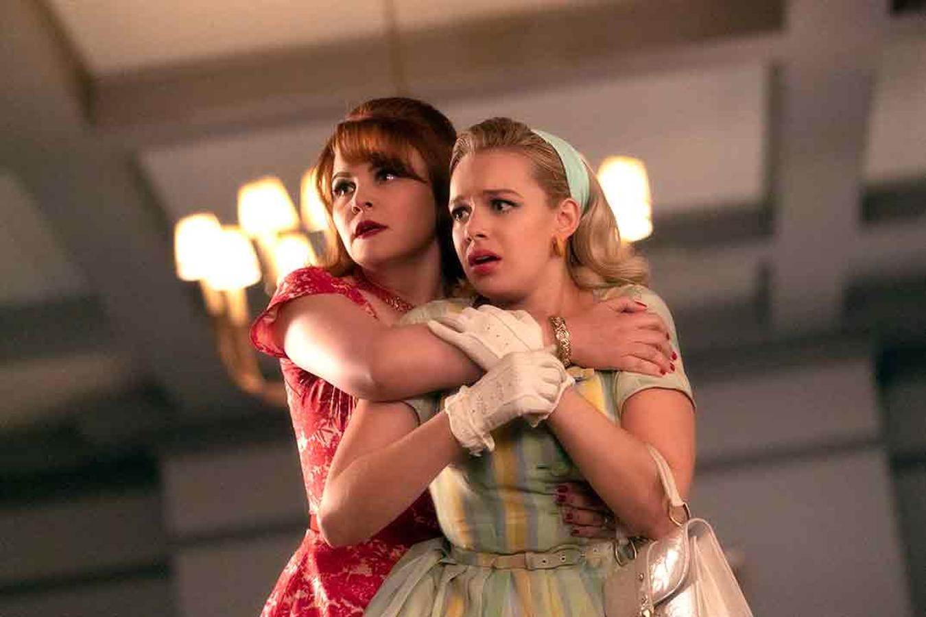 Los que la han visto la aman o la odian, pero todos coinciden en que es Marc Cherry en estado puro. El creador de Mujeres desesperadas nos presenta en  Por qué matan las mujeres  la vida de tres esposas en diferentes épocas (los 60, los 80 y la actualidad) unidas por una misma mansión y por el mismo problema: lidiar con la infidelidad de sus parejas. Lucy Liu, Ginnifer Goodwin y Kirby Howell-Baptiste llevan el peso de la trama durante los 10 episodios de esta primera entrega.