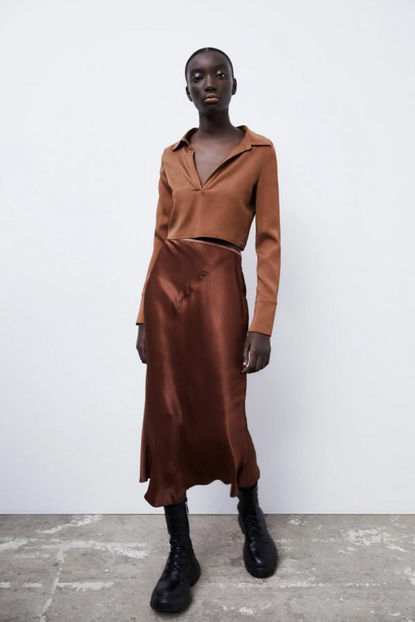 En color marrón con acabado satinado, esta falda de Zara confeccionada con al menos un 50% de viscosa sostenible es de tiro alto, tiene la cintura elástica y el bajo asimétrico. Podemos encontrarla entre las tallas XS y XL por 22,95 euros.