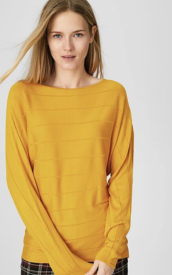 En color dorado, este jersey fino está disponible en varios colores. Con mangas tipo murciélago, cuenta con escote barco y tiene un precio de 14,99 euros.