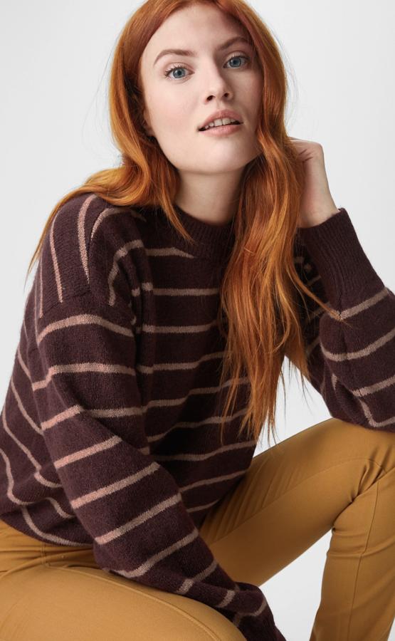 Disponible en rojo oscuro o en negro, este jersey de rayas con remates de canalé cuenta con mangas amplias y tiene un precio de 19,99 euros.