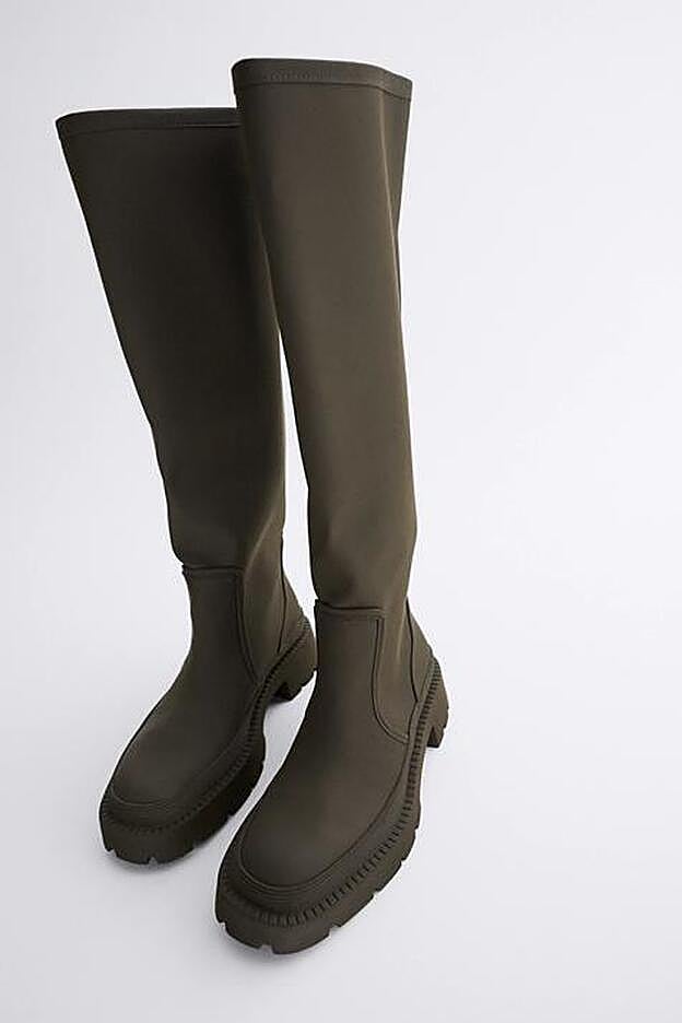 Estas botas en tejido engomado están disponibles en dos colores.