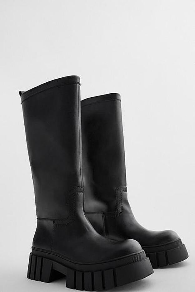 Con suela track de seis centímetros de altura, esta bota es una de las favoritas.