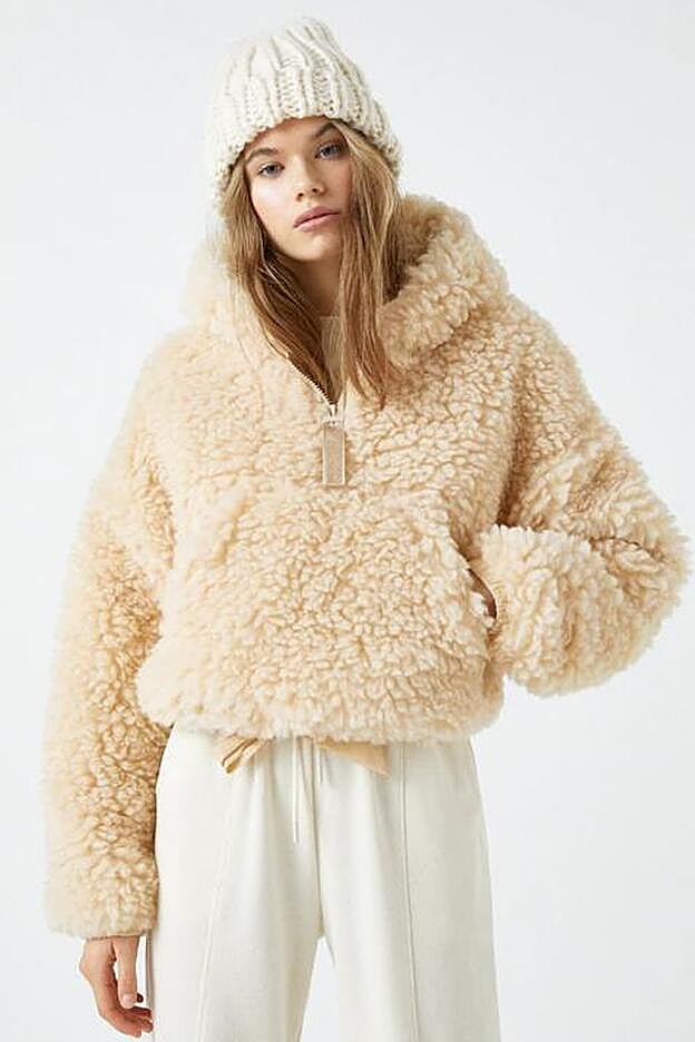 Esta cazadora canguro de pelo rizado promete arrasar en las rebajas.
