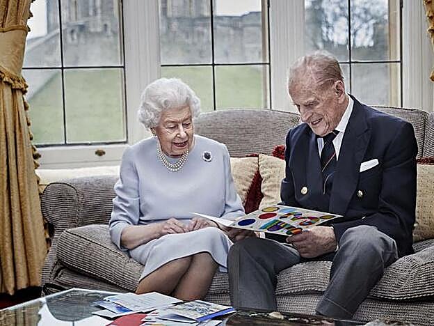 Isabel II y el Duque de Edimburgo en la Oak Room del Castillo de Windsor.