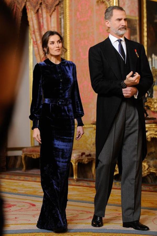 El último look de gala de la Reina Letizia fue hace casi un año: fue en la recepción con el Cuerpo Diplomático desplazo en España y su look dio mucho de qué hablar. Nosotras  aquí te explicamos por qué la Reina cumplía el protocolo al vestir de largo en un acto de día .