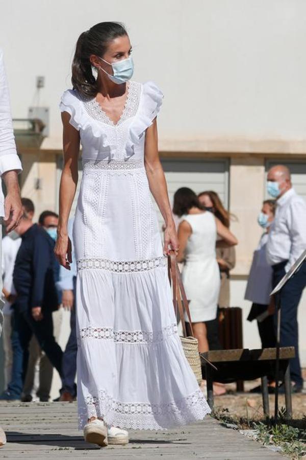 El día que lanzó un mensaje 'secreto' con este vestido blanco de estilo ad-lib firmado por Charo Ruiz para visitar Ibiza.  Aquí te contamos todos los detalles .