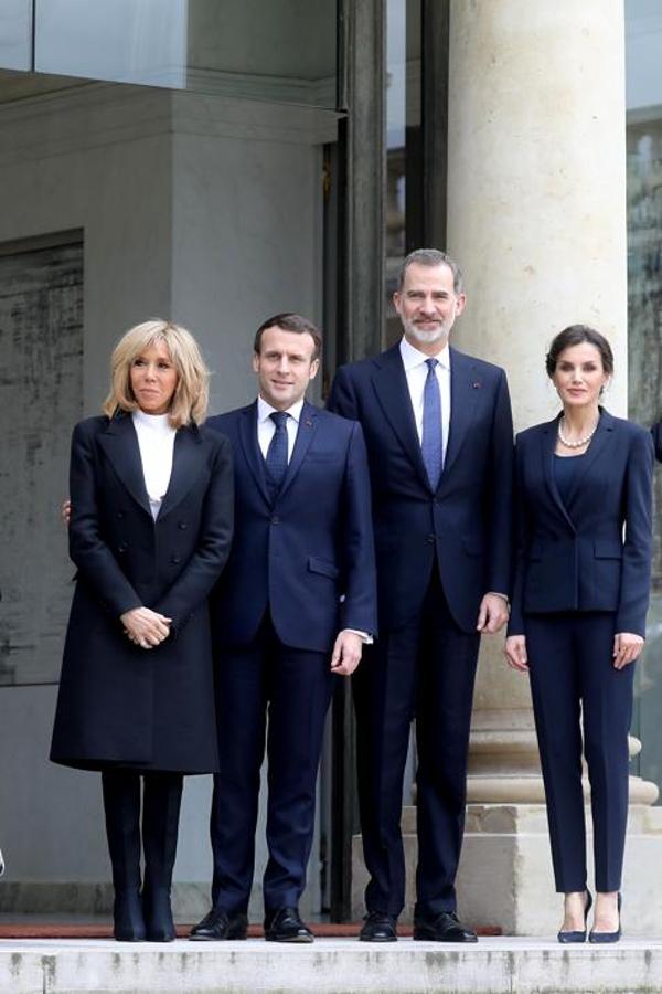 El último look que le vimos a la Reina antes de que explotara la crisis del coronavirus fue  este traje azul marino de Hugo Boss que lució el 11 de marzo en París , para conmemorar junto a los Macron el Día de las Víctimas del Terrorismo. Al día siguiente tuvo que empezar su cuarentena por contacto estrecho con Irene Montero y tres días después se decretó el estado de alarma en España.