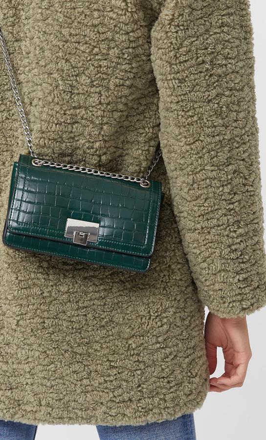 En color verde oliva, aunque disponible en varios tonos más, este bolso pequeño de efecto coco tiene un precio de 12,99 euros.