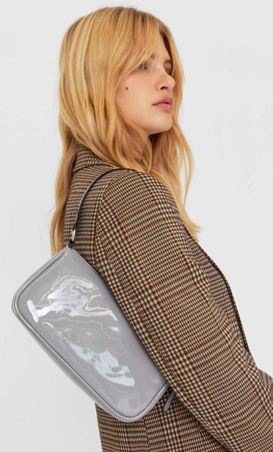 Disponible en gris, negro o rojo, este bolso de hombro con efecto charol tiene un precio de 12,99 euros.