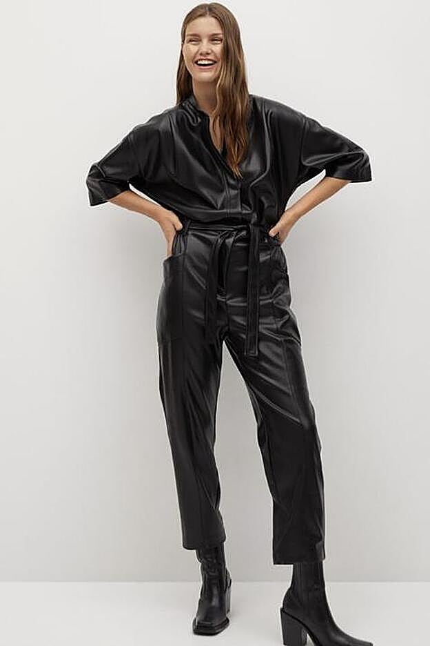 En color negro, este mono resulta de lo más cómodo y favorecedor.