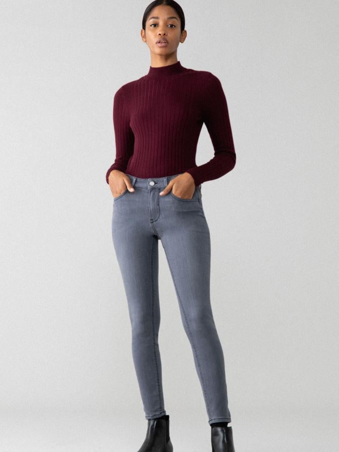 De la 34 a la 46 (agotados en la 42), estos jeans gris marengo de tiro medio y corte pitillo incorporan un efecto push up.