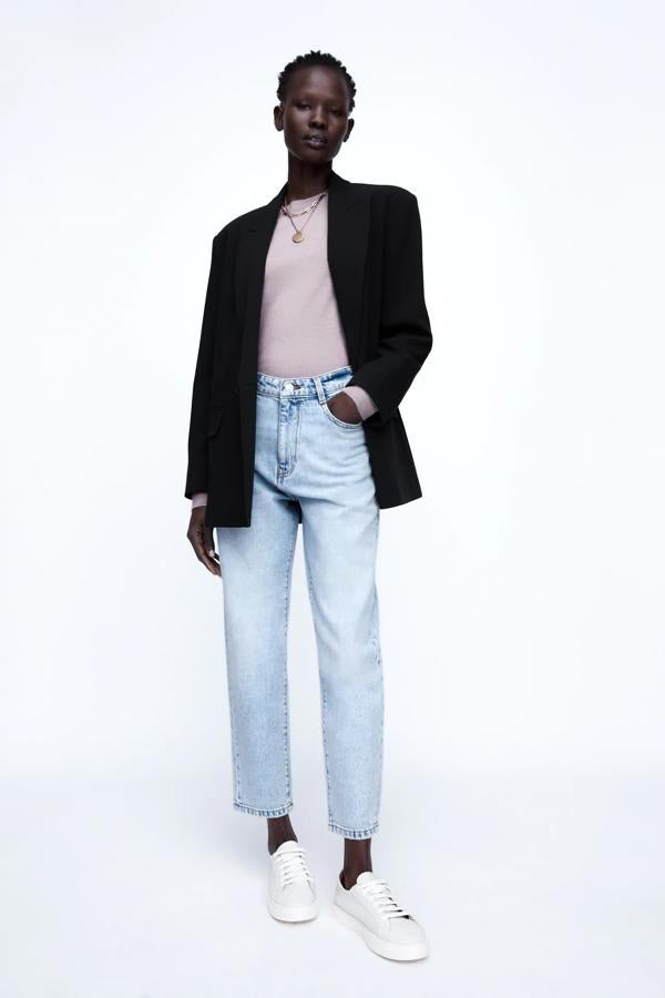 Disponibles de la 32 a la 42, estos jeans de tiro alto y efecto lavado están fabricados con al menos un 50% de algodón orgánico.