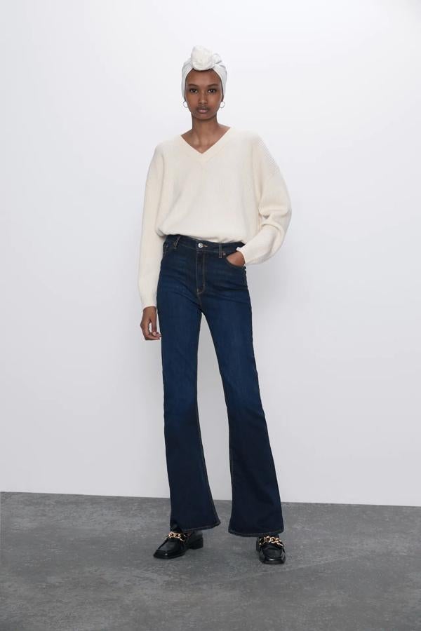 De la 34 a la 44, son de tiro alto, ajustados hasta la rodilla y con acabado flare.