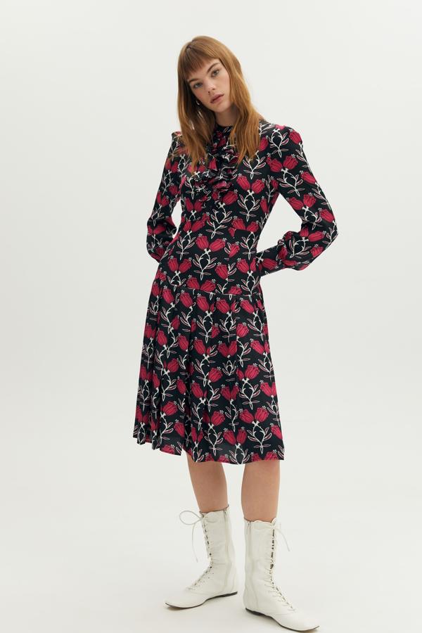 Este vestido midi de manga larga en color negro con estampado de flores cuenta con ligero vuelo en la falda y tiene un precio de 39,99 euros.