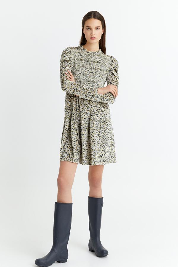 En color crudo con pequeñas flores en tono amarillo, este vestido de terciopelo con nido de abeja en la parte delantera tiene un precio de 29,99 euros.