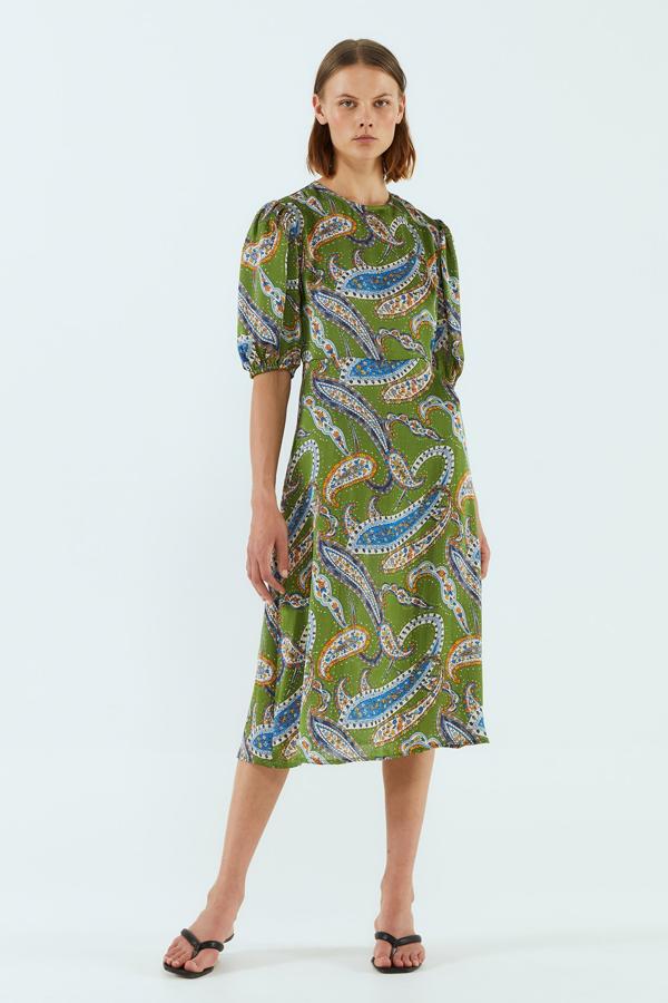 Con manga corta abullonada, este vestido verde con estampado tiene un precio de 15,99 euros.