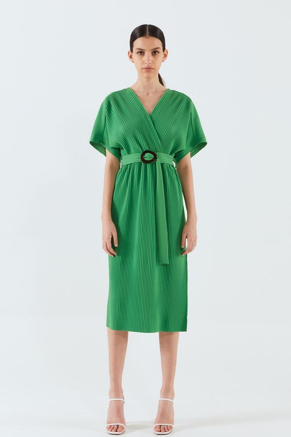 En color verde, este vestido plisado cruzado cuenta con cinturón con hebilla. De manga corta, tiene un precio rebajado de 15.99 euros.