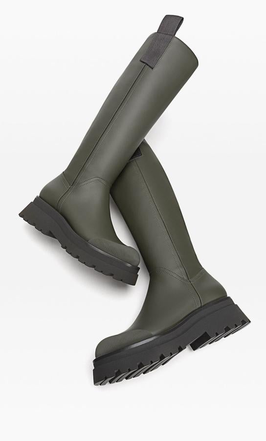 En color verde caqui, con diseño engomado, caña alta y suela track, estas botas planas de Stradvarius cuestan 45,99 euros y está disponibles entre los números 35 y 41.