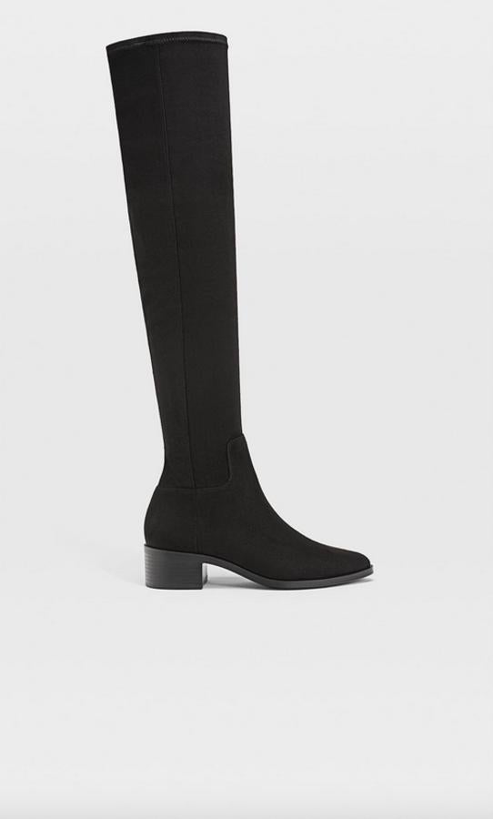 Diseño XL para estas botas negras planas que quedan por encima de la rodilla y están confeccionadas en material stretch. Son de Stradivarius, cuestan 39,99 euros y podemos encontrarlas entre los números 35 y 39.